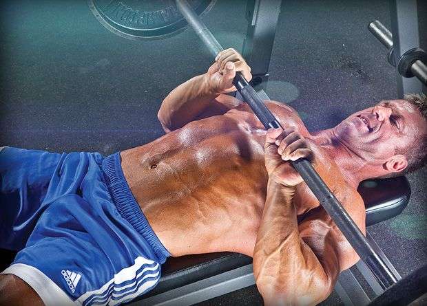 Supino fechado deveria ser o verdadeiro "ícone" do treino de braços.