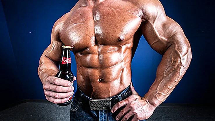 fisiculturista segurando uma garrafa de cerveja