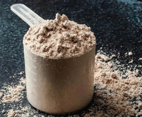 dosador de whey concentrado cheio