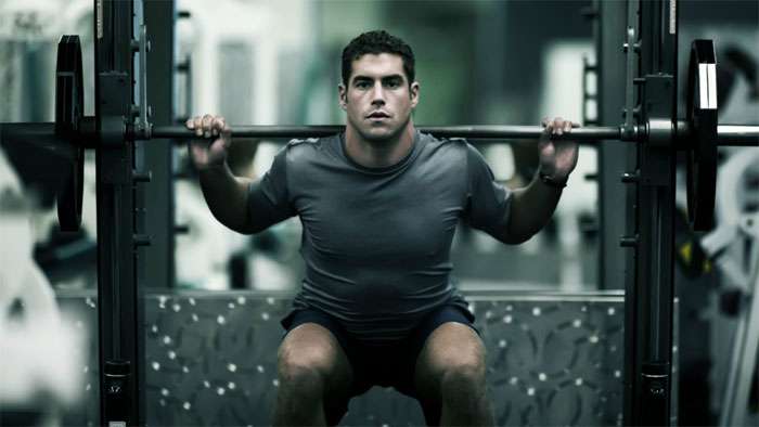 razões para evitar o agachamento smith e fazer a versão livre