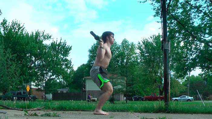 iniciando a descida do agachamento dobrando os joelhos e só depois o quadril