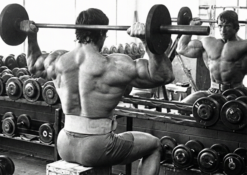 arnold fazendo desenvolvimento sentado em uma caixa de madeira