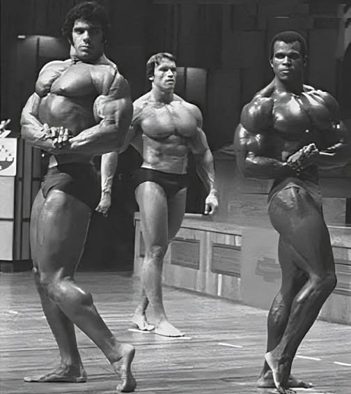 Arnold, Lou e Serge Nubret, no palco do Olympia de 1975