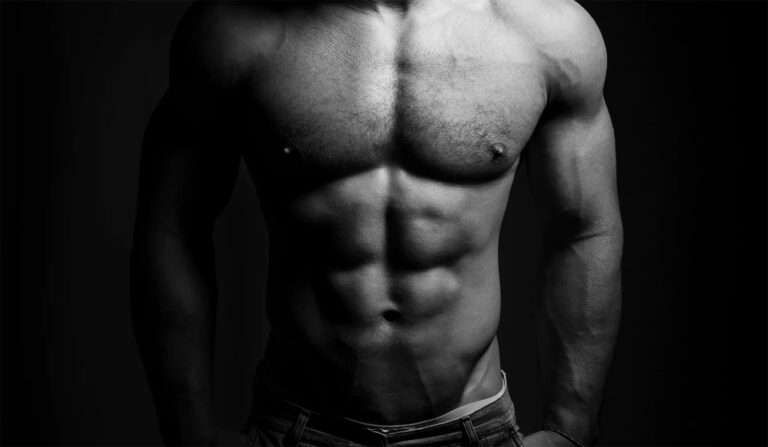 homem definido e com massa muscular