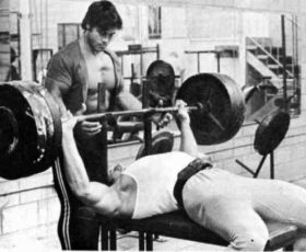 exercício supino reto com barra