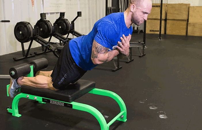 elevação nórdica, um dos melhores exercícios para posteriores