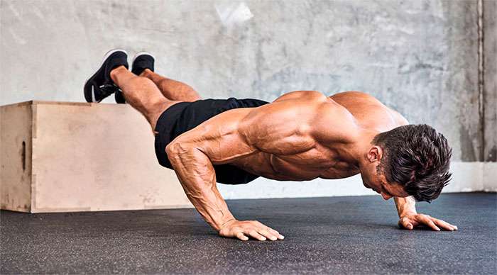 flexão de braço com os pés elevados