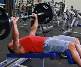 supino declinado com barra livre