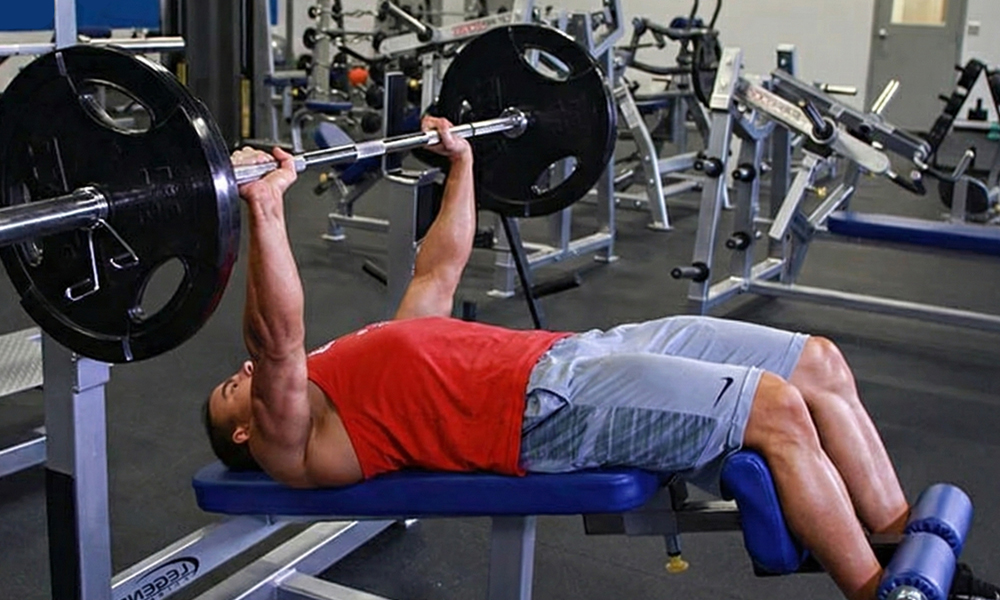 supino declinado com barra livre