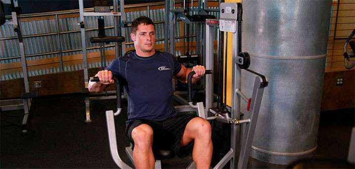 supino feito na máquina para o treino de peito e tríceps