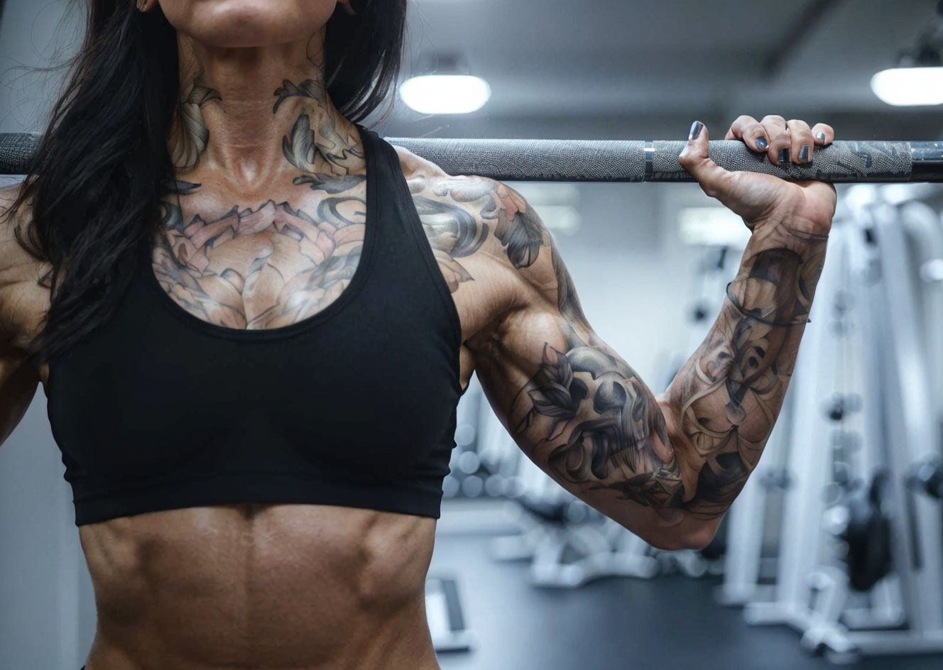 mulher fazendo musculação após fazer uma tatuagem