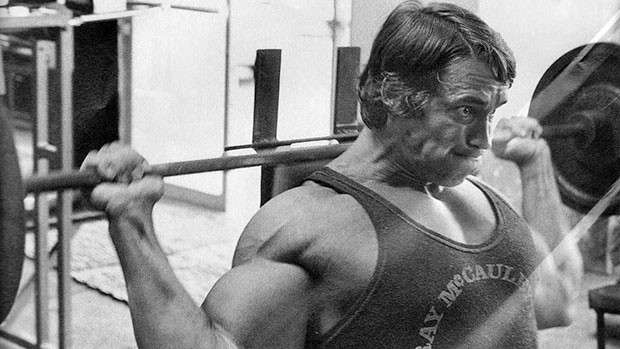 Arnold fazendo desenvolvimento por trás da cabeça