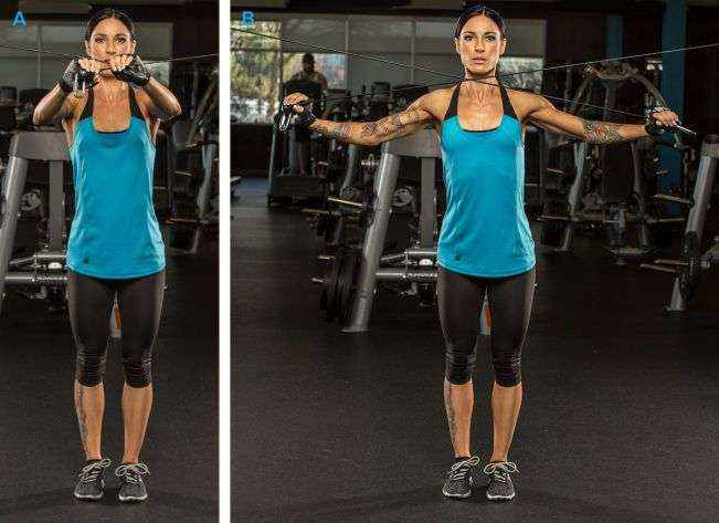 crucifixo inverso em pé usando cabos