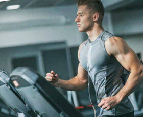 homem fazendo cardio esteira