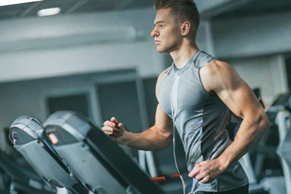 homem fazendo cardio esteira