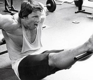 Arnold fazendo triceps banco