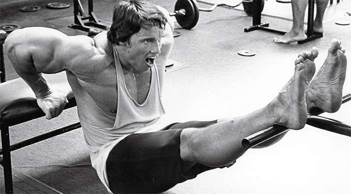 Arnold fazendo triceps banco