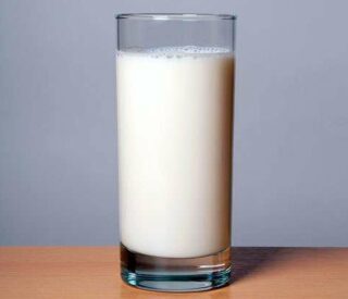 proteína em um copo de leite