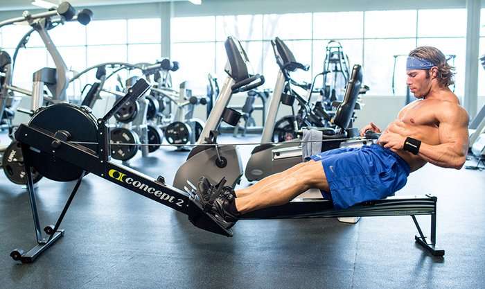 homem realizando o exercício remo