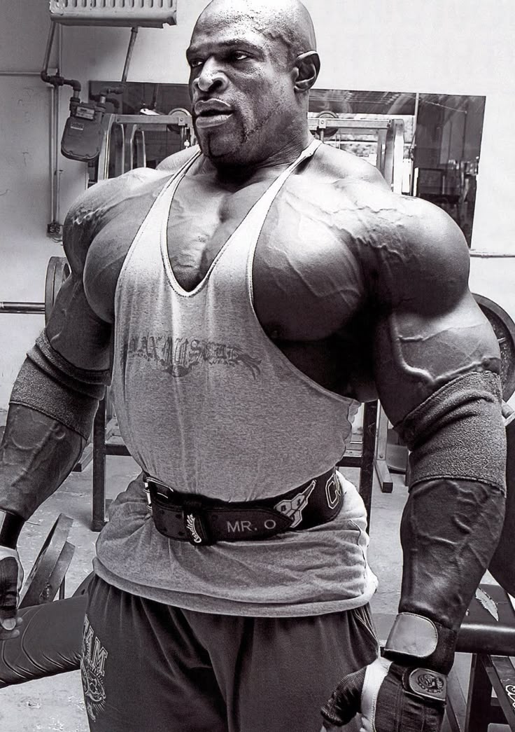 Foto de Ronnie Coleman no seu auge de tamanho muscular, de regata usando cinto de couro
