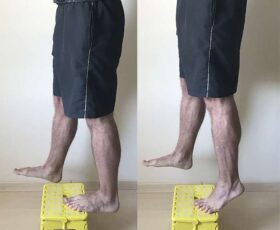 elevação de panturrilhas unilateral usando um step