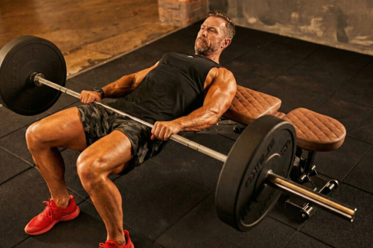 homem fazendo elevação de quadril com barra no treino de glúteo