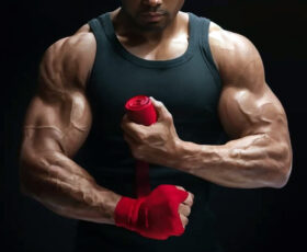 homem mostrando vascularização muscular