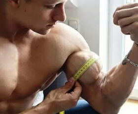 medindo o tamanho do bíceps com fita métrica