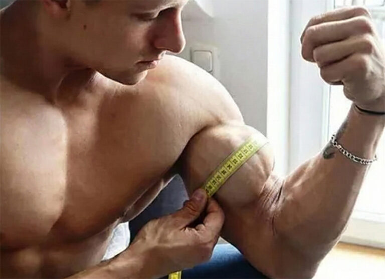 medindo o tamanho do bíceps com fita métrica