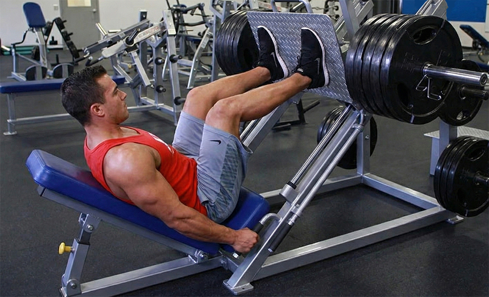homem fazendo leg press 45 em uma academia moderna
