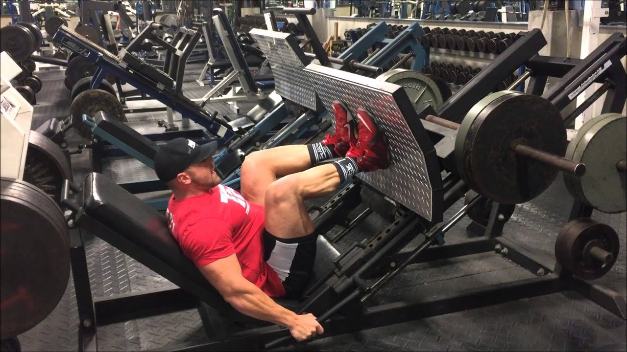 Pessoa fazendo leg press