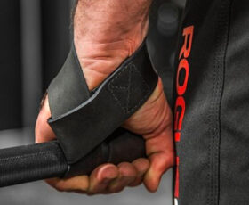 Pegando na barra usando o acessório strap
