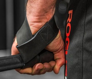 Pegando na barra usando o acessório strap