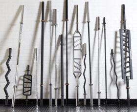 imagem com vários tipos de barras encontradas em academias de musculação