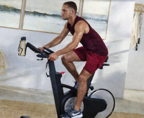 homem fazendo cardio em casa em uma bicicleta ergométrica