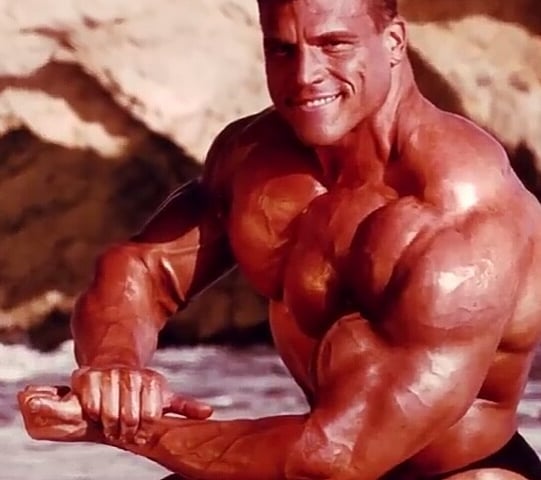 Greg Kovacs posando na praia