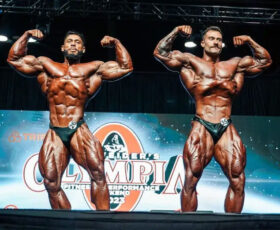 Ramon Dino posando ao lado de CBUM no Mr. Olympia de 2023