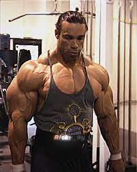 Kevin Levrone durante o treino em uma academia