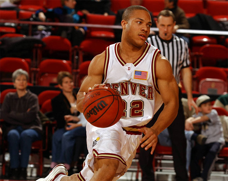 Phil Heath em uma partida de basquete.