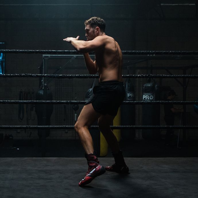 homem fazendo shadow boxing