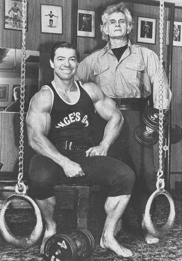 Larry Scott (sentado) com Vince Gironda.