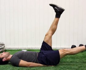 homem fazendo o exercício abdominal tesoura no chão