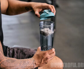 imagem mostrando homem com uma coqueteleira de whey protein pronta para ser misturada com água
