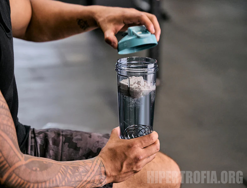 imagem mostrando homem com uma coqueteleira de whey protein pronta para ser misturada com água