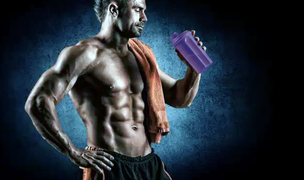atleta tomando whey de uma coqueteleira