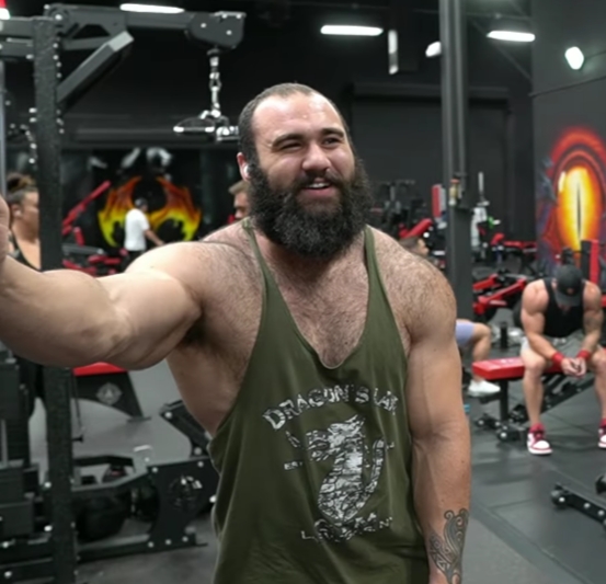 fisiculturista com 22 anos com enlhecimento precoce