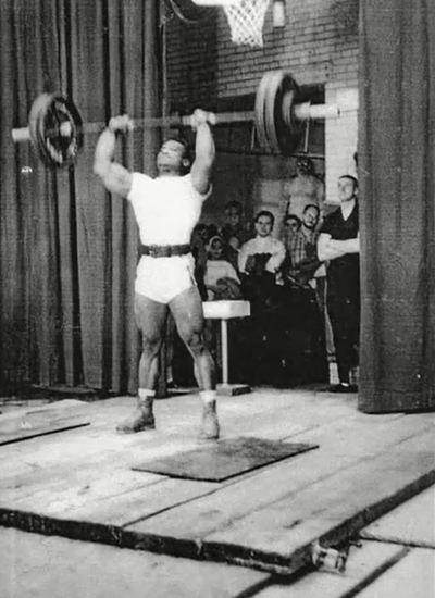 bodybuilder-halterophile-a-19-ans-et-pow